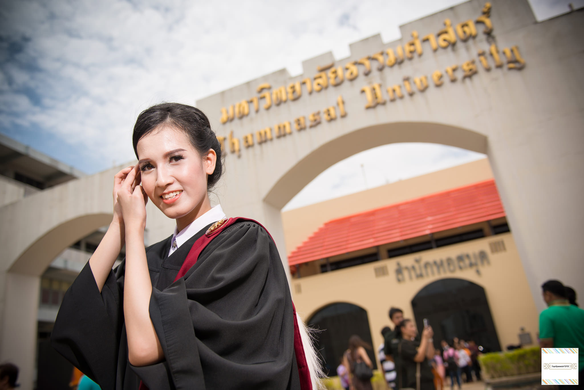 รับถ่ายรูปงานรับปริญญามหาวิทยาลัยธรรมศาสตร์